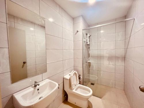 La salle de bains blanche est pourvue de toilettes et d'un lavabo. dans l'établissement New l 2BR I 2-6Pax I Jonker 5 Min I SeaView I AmberCove, à Malacca