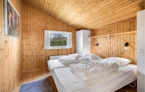 HejlsにあるNice Home In Hejls With Wifiのベッド2台 木製の壁の部屋