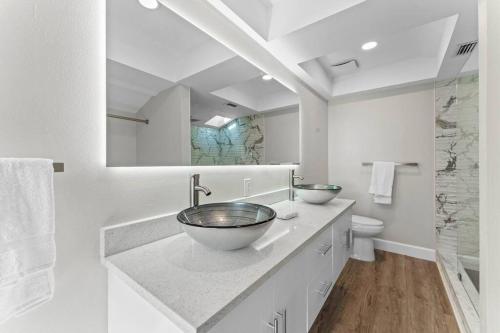 uma casa de banho com um lavatório e um WC. em Luxury house on the Lake near Universal Studious em Orlando