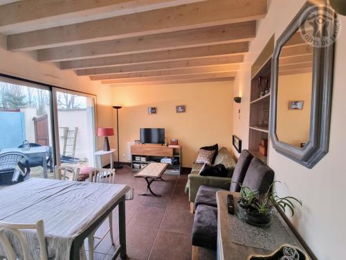 Mousseaux-sur-Seine的住宿－La Maison de Nicole，客厅配有桌子和沙发