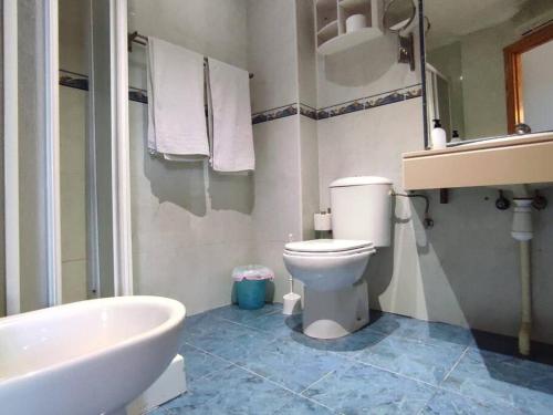 ein Badezimmer mit einem weißen WC und einem Waschbecken in der Unterkunft Apartamento con bike station para 4 pax. in Puente de Génave