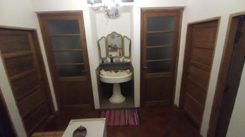 y baño con lavabo y espejo. en Casa Funes en Funes
