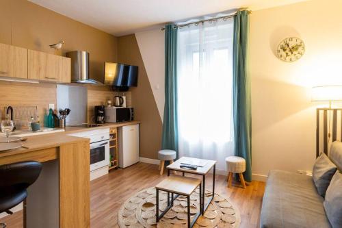 une cuisine et un salon avec un canapé et une table dans l'établissement Cocon douillet, à Brest