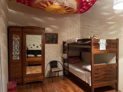 Cette chambre comprend 2 lits superposés et un miroir. dans l'établissement Nana's Guest House, à Sighnaghi