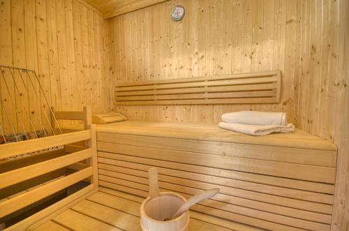 カプルーンにあるSki-in Ski-out Chalet Maiskogel 17C - by Alpen Apartmentsの木製サウナ(ベンチ、タオル付)