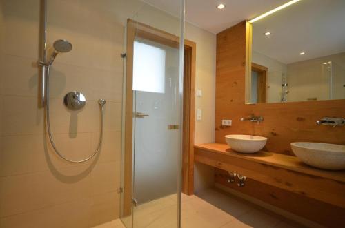 ein Bad mit 2 Waschbecken und einer Dusche in der Unterkunft Apartment Diana - by Alpen Apartments in Zell am See