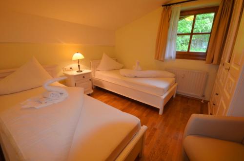 Habitación pequeña con 2 camas y ventana en Select Top 10 - by Alpen Apartments, en Piesendorf
