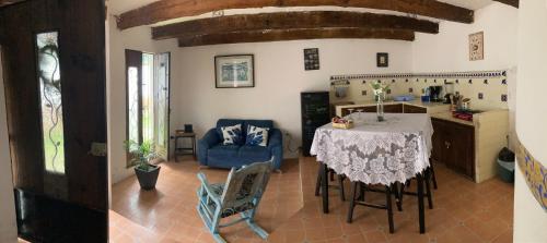 cocina y comedor con mesa y sillas en Casa Tierra Mojada, en Coatepec