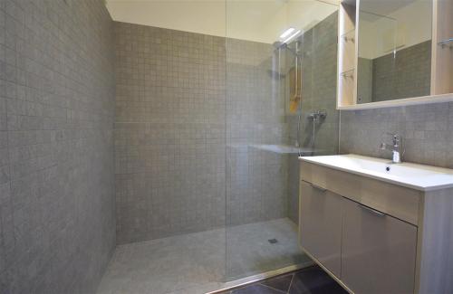 y baño con ducha y lavamanos. en Apartment Riccardo - by Alpen Apartments en Kaprun
