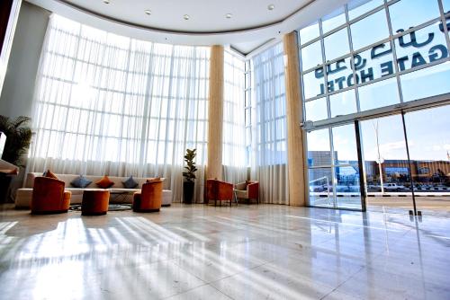eine Lobby eines Hotels mit einem großen Fenster in der Unterkunft Horizon Hotel Suites in Ha'il