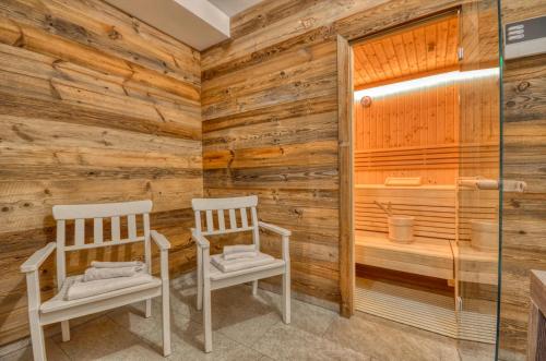 a room with two chairs and a sauna at Ski-in Ski-out Chalet Maiskogel 13A - by Alpen Apartments in Kaprun