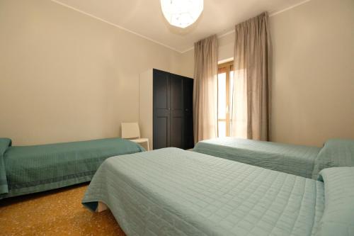 ピネートにあるIl Faro - Pineto Vacanzaのベッドルーム1室(ベッド2台、窓付)