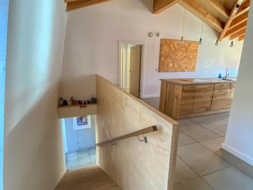 une cuisine avec un escalier dans une maison dans l'établissement Gletscherblick 2 - by Alpen Apartments, à Zell am See