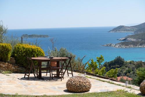 Fotografia z galérie ubytovania Wonderful maisonette overlooking the Aegean Sea v destinácii Petriaí