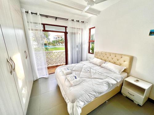 B44 Cozy, compact studio with direct beach access