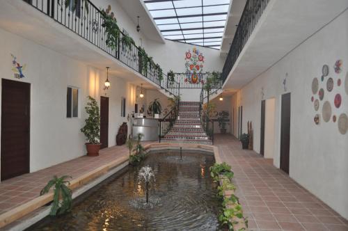 un couloir avec un étang au milieu d'un bâtiment dans l'établissement Mia Bonita Hotel Boutique, à Tararameo