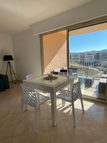 - un salon avec une table et des chaises dans l'établissement Appartement cosy proche du centre, à Ajaccio