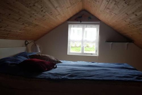 Een bed of bedden in een kamer bij Cosy cabin near Hraunfossar