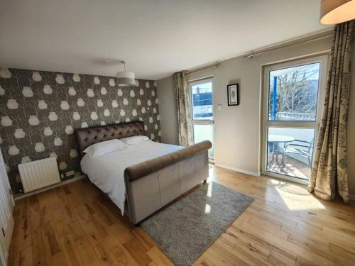 1 dormitorio con cama y ventana grande en Holywood Sea Renity en Holywood