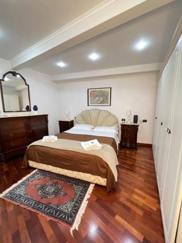una camera con un grande letto e un pavimento in legno di Casa Vacanze Maridy a Napoli