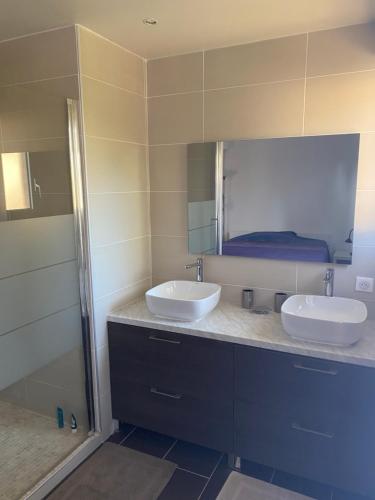 ein Badezimmer mit 2 Waschbecken und einem Spiegel in der Unterkunft Charmant F2 sur les golfs in Saint-Raphaël