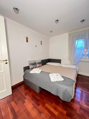 - une chambre avec un lit et 2 serviettes dans l'établissement Casa Vacanze Maridy, à Naples