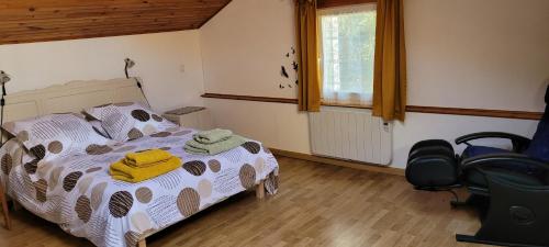 1 dormitorio con 1 cama, 1 silla y 1 ventana en Au coeur de Bergerac, en Bergerac