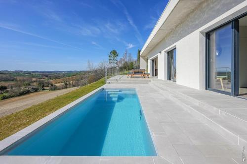 - une piscine sur le côté d'une maison dans l'établissement VILLA LE BELVEDERE-DESIGN-PISCINE-VUE-GAILLAC, à Salvagnac