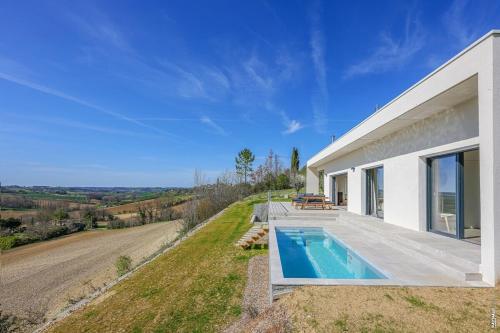 une maison avec une piscine à côté d'un champ dans l'établissement VILLA LE BELVEDERE-DESIGN-PISCINE-VUE-GAILLAC, à Salvagnac