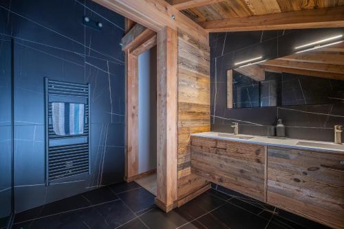 une salle de bain avec un lavabo et un miroir dans l'établissement Chalet Folie Douce, aux Gets