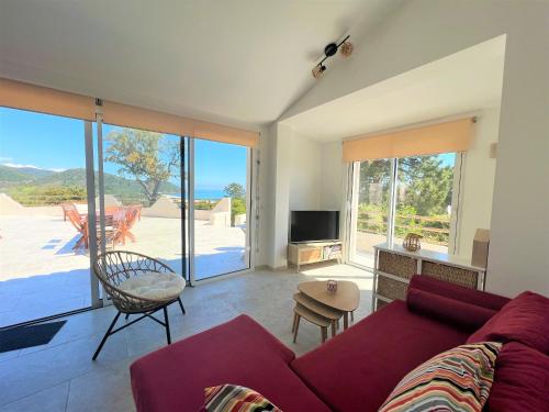 韋基奧港的聖塔露西的住宿－Casa Vecchia，客厅设有红色的沙发和大窗户