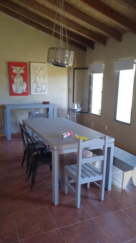 uma mesa e cadeiras num quarto com uma sala de jantar em Casa en Pueblo Centenario em Pueblo Centenario