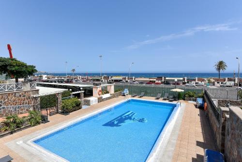 een groot zwembad bovenop een gebouw bij Chalet Santa Ana 24 by VillaGranCanaria in Playa del Inglés