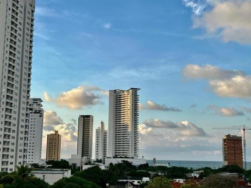 un horizonte de una ciudad con edificios altos en Apartamento en Cartagena Cerca a la Playa, en Cartagena de Indias