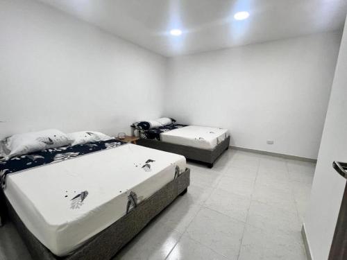 1 dormitorio con 2 camas en una habitación en Apartamento en Cartagena Cerca a la Playa, en Cartagena de Indias