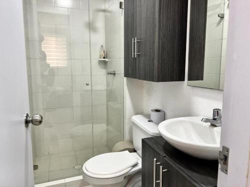 y baño con aseo, lavabo y ducha. en Apartamento en Cartagena Cerca a la Playa, en Cartagena de Indias