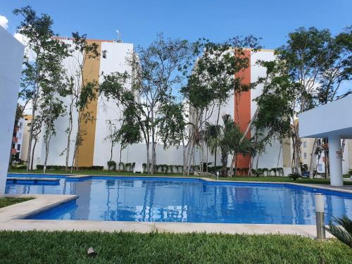 une grande piscine en face d'un bâtiment dans l'établissement Depa Coba Riviera Maya, à Playa del Carmen