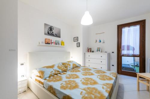 1 dormitorio con 1 cama, vestidor y ventana en Appartamento a Capitana, en Capitana
