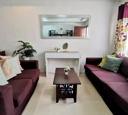 Posezení v ubytování 2BR 2BT home with pool between Tagbilaran and Panglao