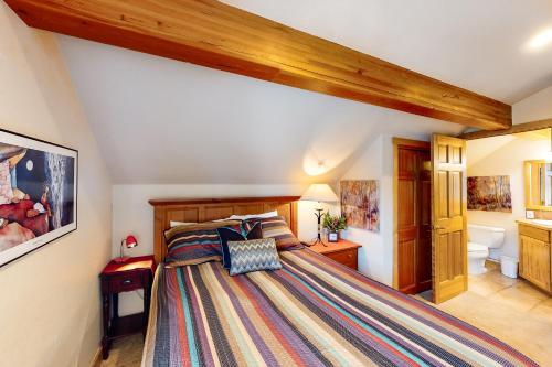 una camera da letto con un letto in una stanza di Mill Creek #203 a Keystone