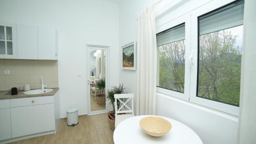 Fotografie z fotogalerie ubytování Plamenatz studio apartments v destinaci Virpazar