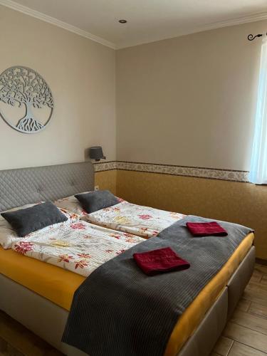 Un dormitorio con una cama con toallas rojas. en Villa Gracia Patince, en Patince
