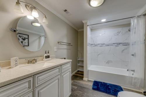 La salle de bains est pourvue d'une baignoire, d'un lavabo et d'une douche. dans l'établissement Pet-Friendly Lexington Vacation Rental on Lake!, à Lexington