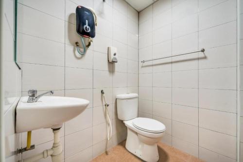 een badkamer met een toilet en een wastafel bij Hotel River Inn in Butterworth