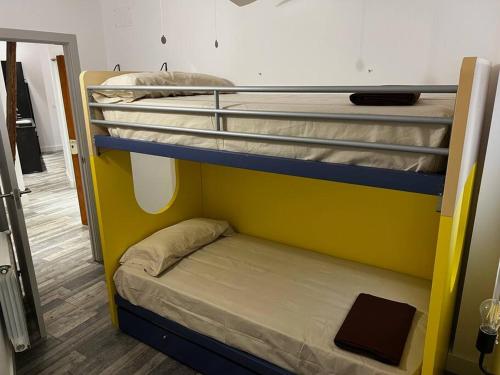 a room with two bunk beds in a room at 1B-Precioso Apartamento en pleno centro. A estreno in Alcázar de San Juan
