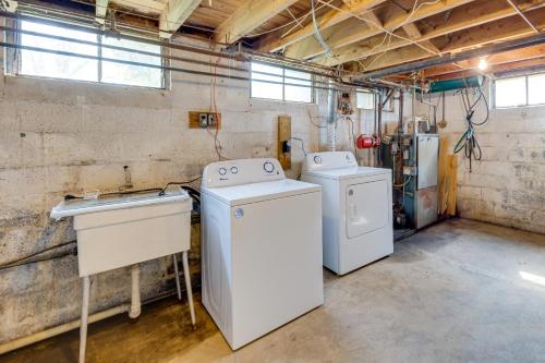 una lavandería con dos lavadoras. en Country Getaway in Kinsale Sunroom, Pond Access!, en Kinsale