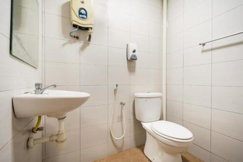 Un baño de Hotel River Inn