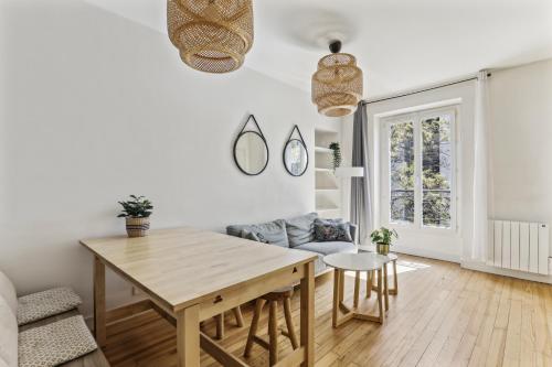 un salon avec une table et un canapé dans l'établissement Cozy 2-bedroom near Montmartre, à Paris