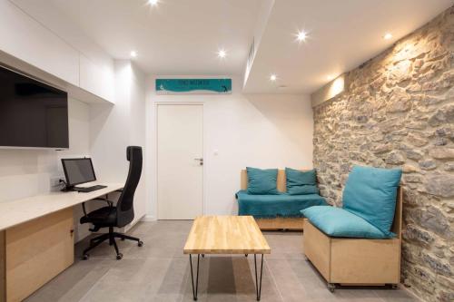 an office with a desk and two blue chairs at Ted Surf House in Capbreton