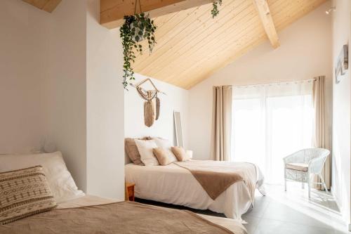 a bedroom with two beds and a window at Ted Surf House in Capbreton